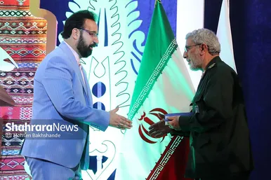 مراسم رونمایی از تقریظ رهبر انقلاب بر کتاب 