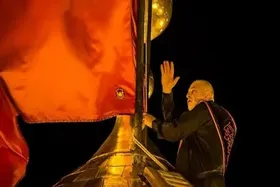 پرچم سرخ حرم امام حسین(ع) تعویض شد + فیلم