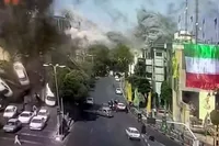 ویدئو| تصاویری دیگر از لحظات پس از اصابت موشک اسرائیلی به میدان قدس تجریش تهران در ۲۵ خرداد