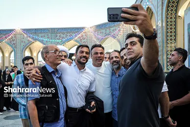 عرض ارادت قهرمانان ورزش ایران در حرم مطهر رضوی
