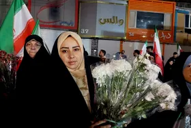 گزارش تصویری | توزیع ۲۰ هزار شاخه گل توسط مهاجران افغانستانی در میان مردم تهران