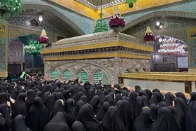 مراسم غبارروبی ضریح مطهر امام رضا(ع) با حضور بانوان برگزار شد(۱۸ آذر ۱۴۰۴)