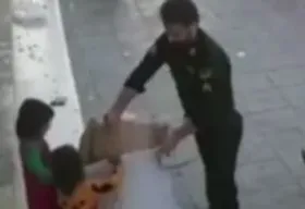 کمک پلیس به چند کودکان کار برای جمع&zwnj;آوری ضایعات در بوشهر + فیلم