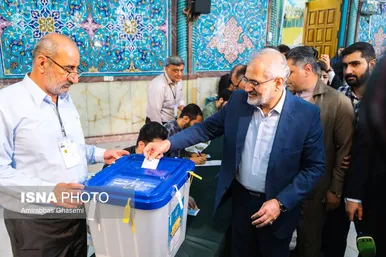 عکس‌هایی از حضور چهره‌های سیاسی پای صندوق‌های رأی