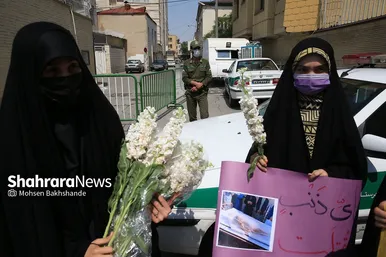 تجمع دانش‌آموزان مشهدی مقابل کنسولگری افغانستان در مشهد