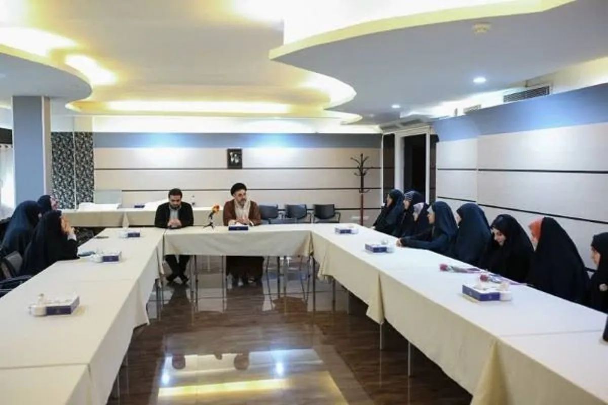 تکریم خانواده‌های شهدای کانون‌های مساجد کشور، در اولین روز دهه کرامت ۱۴۰۴