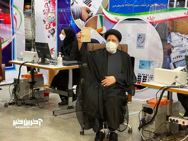تصاویری از لحظه ثبت نام رئیس جمهور شهید در انتخابات ریاست جمهوری ۱۴۰۰