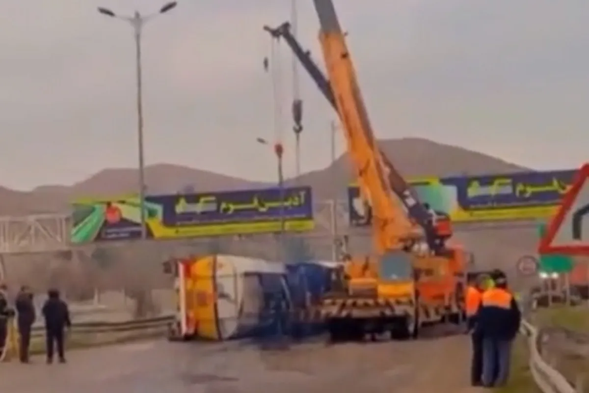 ویدئو| واژگونی کامیون سوخت‌بر در جادهٔ بجنورد به مشهد