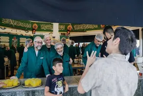 هنرمندان &laquo;حوزه هنری سوره&raquo; خادم چایخانه حرم امام&zwnj;رضا(ع) شدند