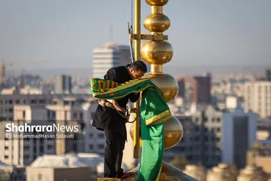 گزارش تصویری | آیین تعویض پرچم گنبد منور رضوی بعد از ۶۳ روز عزای ماه محرم و صفر