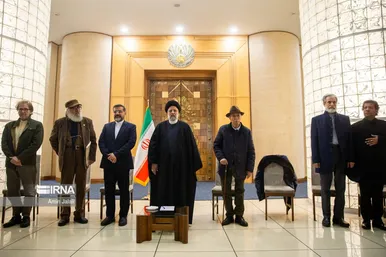 عکس‌هایی از افطاری رئیس جمهور با بازیگران