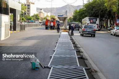 گزارش تصویری | جمع‌آوری نرده‌های بی‌آرتی خیابان امام رضا(ع) به منظور ایمن‌سازی مسیر تشییع پیکر رهبر شهید در مشهد