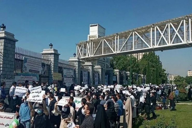 مردان برای کاهش میزان مهریه مقابل مجلس تجمع کردند