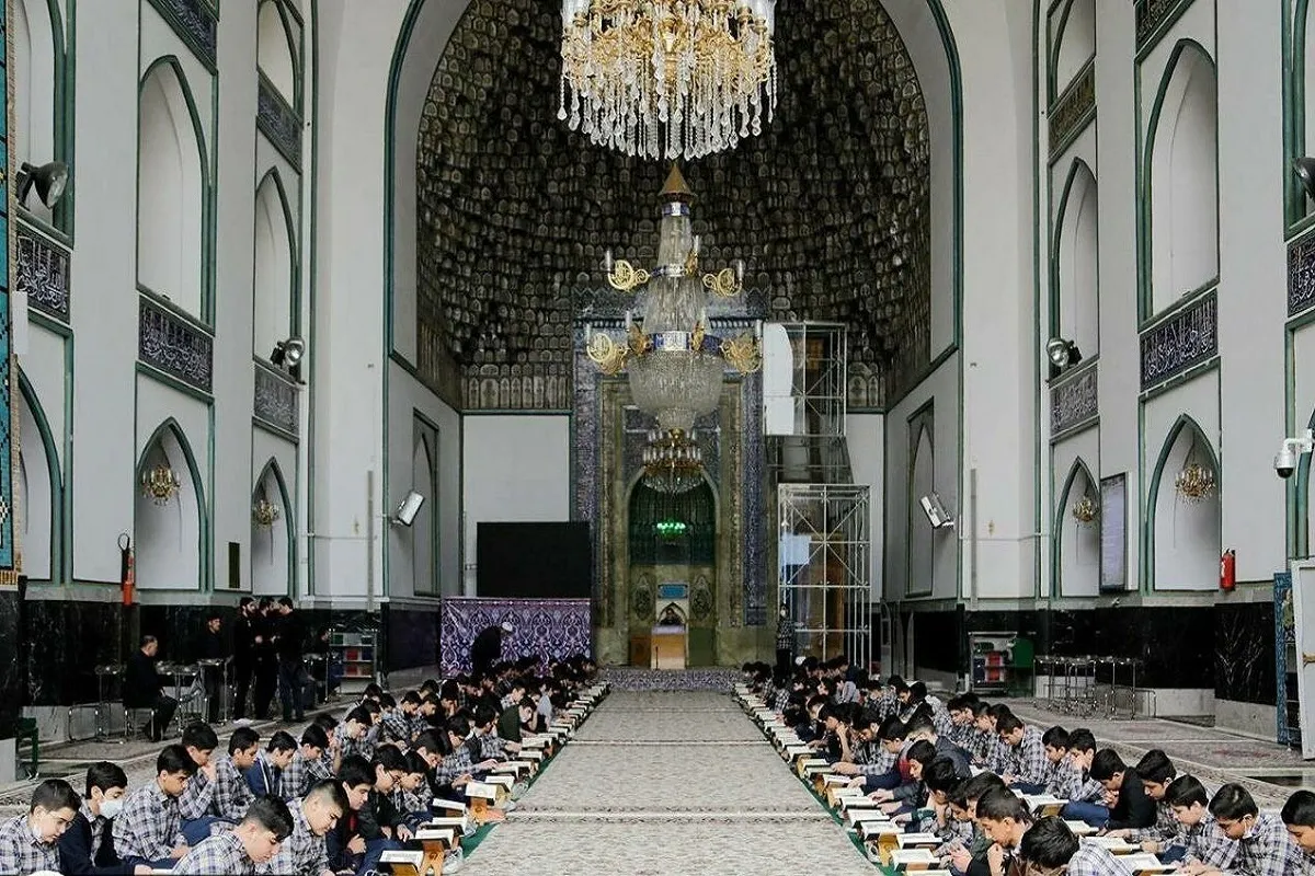 شب‌زنده‌داری معنوی ۱۱۰ نوجوان دهه‌هشتادی در حرم مطهر امام‌رضا(ع)