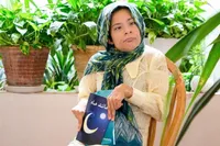 گفتگو با دختر توانیاب مشهدی که آرزوهایش را کتاب کرده است | مانند ماه