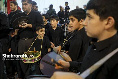نوجوانان در آماده‌سازی آیین مشارکت می‌کنند.