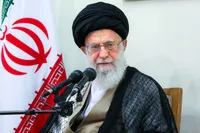 پاسخ یکی از اعضای خانواده رهبر شهید به این سئوال که چرا امام خامنه ای در پناهگاه نبود؟