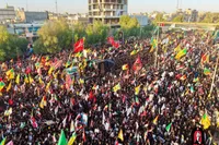 ویدئو | چفیه‌های عراقی‌ها به پیکر رهبر شهید متبرک می‌شوند