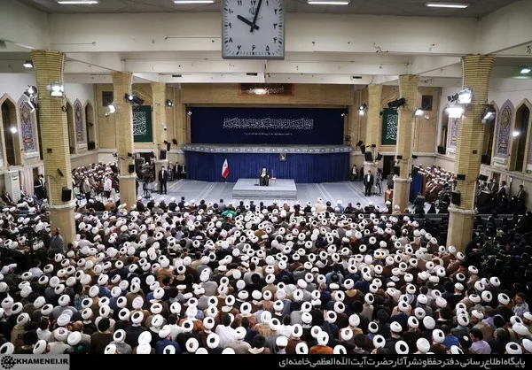 رهبر معظم انقلاب: در مقابل شمشیر‌های خون‌ریز تبلیغات دشمنان، تبلیغ را اولویت اول بدانیم | غفلت از تبلیغ ما را دچار استحاله فرهنگی می‌کند + فیلم و عکس