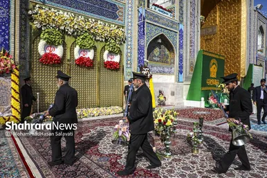 گزارش تصویری | تعویض پرچم گنبد حرم مطهر رضوی در صبح ولادت امام رضا (ع)