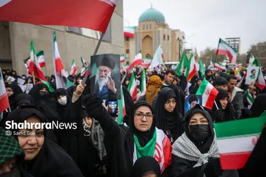 گزارش تصویری | حضور پرشور و باشکوه مردم برای بیعت با سومین رهبر انقلاب اسلامی در میدان شهدا مشهد
