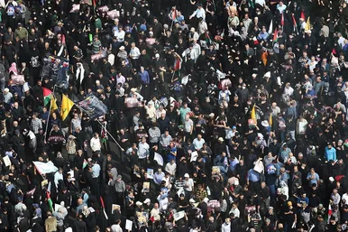 عکس‌هایی از اقامه نماز رهبر انقلاب بر پیکر مجاهد بزرگ شهید اسماعیل هنیه