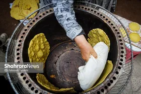 ویدئو| پخت نان توسط بانوان نیشابوری برای مهمانان مراسم بدرقه آقای شهید ایران در مشهد مقدس