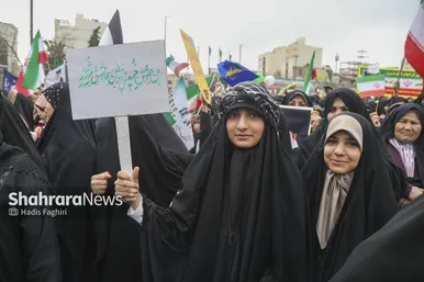 گزارش تصویری |نسل امروز، قلم به دست؛ راهپیمایی ۲۲ بهمن به روایت دست‌های کوچک و آرزوهای بزرگ