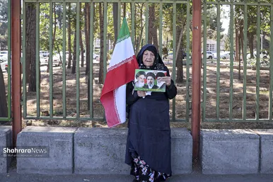 گزارش تصویری | تشکیل بزرگترین زنجیره انسانی جان فدا توسط مردم و دانشجویان مشهدی در دانشگاه فردوسی