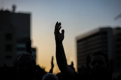 تشرف زائران و مجاوران رضوی به حرم امام رئوف در روز زیارتی آن حضرت