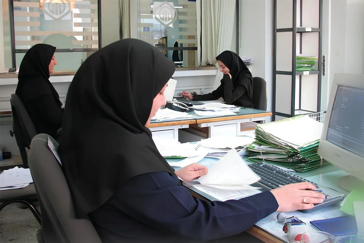درباره آسیب های پنهانی که کارمندان در محیط های اداری با آن درگیر هستند | فرسودگی تدریجی پشت میزهای اداری