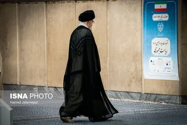 عکس‌هایی از حضور رهبر معظم انقلاب در شعبه اخذ رأی چهاردهمین انتخابات ریاست‌جمهوری