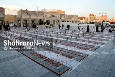 توزیع افطاری در باب الکاظم حرم مطهر امام رضا(ع)