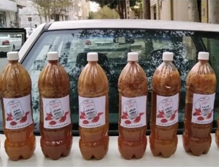 تهیه آبمیوه تازه برای بیماران کرونایی توسط دو بانو از مشهد