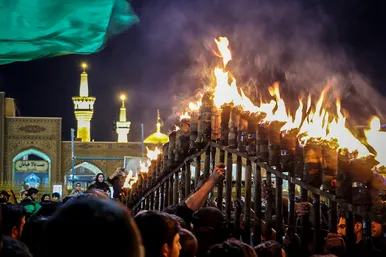 آئین سنتی مشعل گردانی نجفی‌ها در شب تاسوعا
