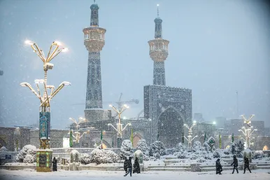 بارش برف در حرم مطهر رضوی