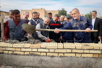 گزارش تصویری | بنایی مسعود پزشکیان رئیس جمهوری در «نهضت ملی خشت گذاری»