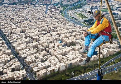 سقوط آزاد از بلندترین سکوی بانجی جامپینگ دنیا در تهران