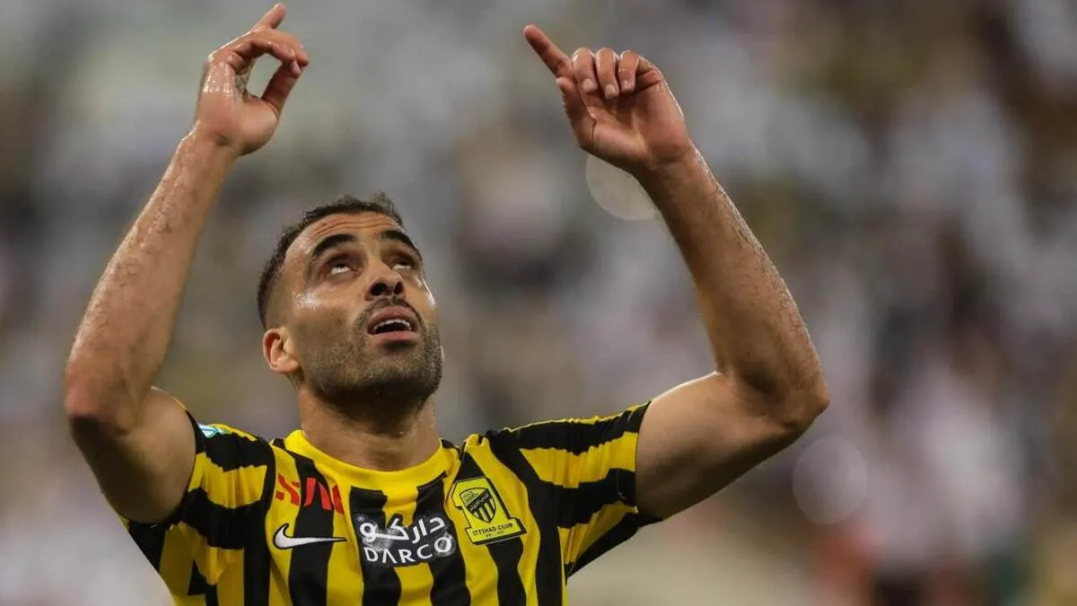 ویدیو درگیری مهاجم الاتحاد با هوادار الهلال| شلاق بر سر حمدالله!