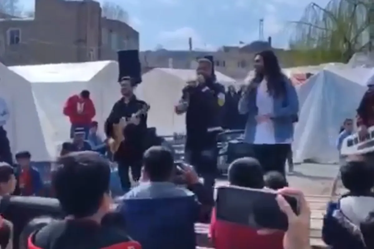 ویدئو | حضور «ماکان بند» در جمع زلزله‌زدگان خوی