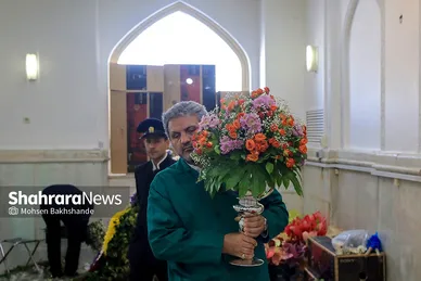گل آرایی حرم مطهر رضوی در آستانه میلاد امام رضا (ع)
