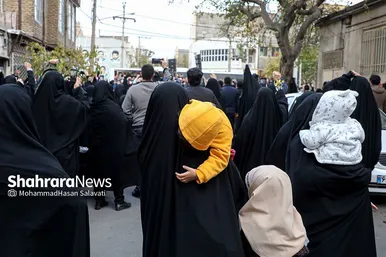 تجمع مردم در محل شهادت دو دانشجوی بسیجی در خیابان حر عاملی