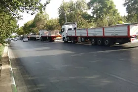 ترافیک سنگین کامیون&zwnj;ها در بلوار کامیاب مشهد می&zwnj;تواند حادثه&zwnj;ساز باشد | راه&zwnj;آهن و گمرک حل مشکل را به گردن یکدیگر می&zwnj;اندازند