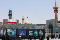 آماده‌سازی حرم مطهر امام رضا(ع) در آستانه تشییع رهبر شهید انقلاب + تصاویر
