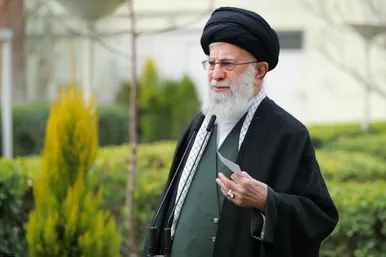 کاشت نهال در روز درختکاری توسط رهبر معظم انقلاب