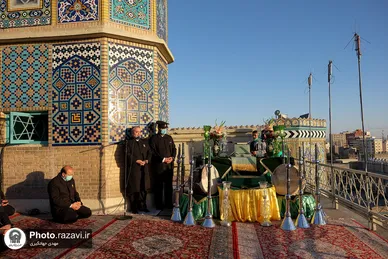 تعویض پرچم گنبد و پوش ضریح مطهر حرم رضوی همزمان با سوم ربیع الاول