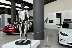 &laquo;اپتیموس&raquo;، ربات انسان&zwnj;نمای تسلا، وارد فروشگاه&zwnj;های نیویورک شد + عکس
