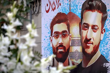 حضور مردم در محل شهادت دو دانشجوی بسیجی در خیابان حر عاملی