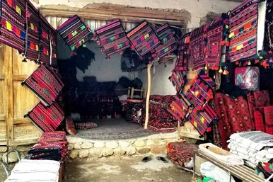 گلیم‌های رنگارنگ بازار میمنه در فاریاب افغانستان