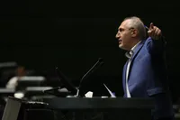 رئیس سازمان برنامه و بودجه: هرقدر بنزین وارد کنیم، از بودجه‌های حیاتی دیگر عقب می‌مانیم